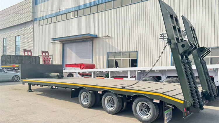3 Axle 60 Tons Semi Trailer Low Loader for Sale in Suriname