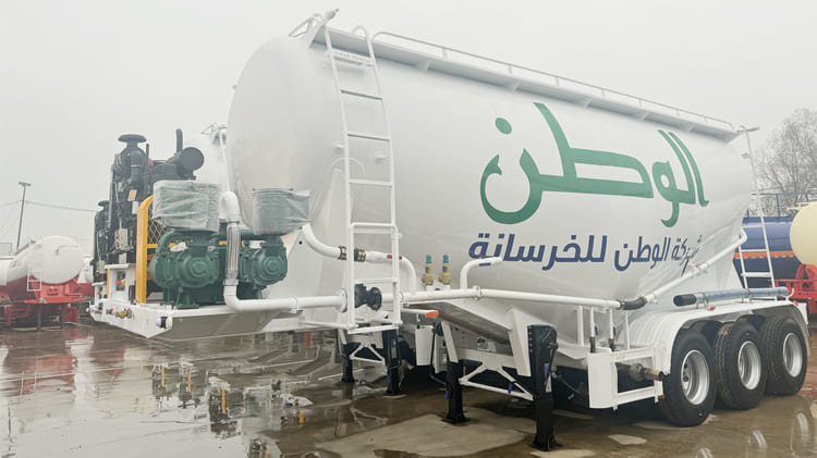 Dry Bulk Pneumatic Tank Trailer for Sale in Suriname